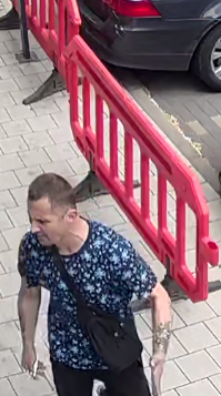 mężczyzna w wieku około 30-40 lat, o jasnej karnacji, średniej budowy ciała, wzrost około 180 centymetrów. W chwili zdarzenia ubrany był w czarno niebieską koszulkę, ciemne długie spodnie, ciemne buty oraz nerkę koloru czarnego.