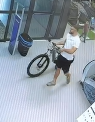 Sprawcami kradzieży byli mężczyźni w wieku około 40 lat, jeden z mężczyzn ubrany był w jasne buty sportowe, biały t-shirt, czarne krótkie spodenki, z zarostem. Mężczyzna miał założone okulary przeciwsłoneczne.  Drugi mężczyzna ubrany był w buty sportowe, białe skarpetki, krótkie spodenki sportowe za kolano, biały t-shirt, w okularach z przerzuconą na plecach bluzą w paski. 
