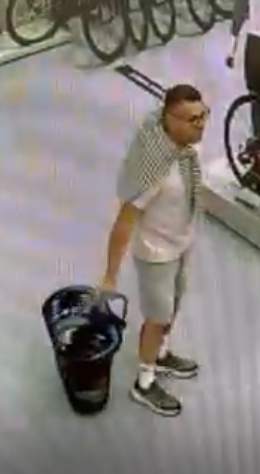 Sprawcami kradzieży byli mężczyźni w wieku około 40 lat, jeden z mężczyzn ubrany był w jasne buty sportowe, biały t-shirt, czarne krótkie spodenki, z zarostem. Mężczyzna miał założone okulary przeciwsłoneczne.  Drugi mężczyzna ubrany był w buty sportowe, białe skarpetki, krótkie spodenki sportowe za kolano, biały t-shirt, w okularach z przerzuconą na plecach bluzą w paski. 