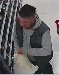 mężczyzna w wieku około, 30-40 lat, o średniej sylwetce ubrany był w szarą bluzę, ciemnoszary bezrękawnik, czarne spodnie oraz czarne buty.