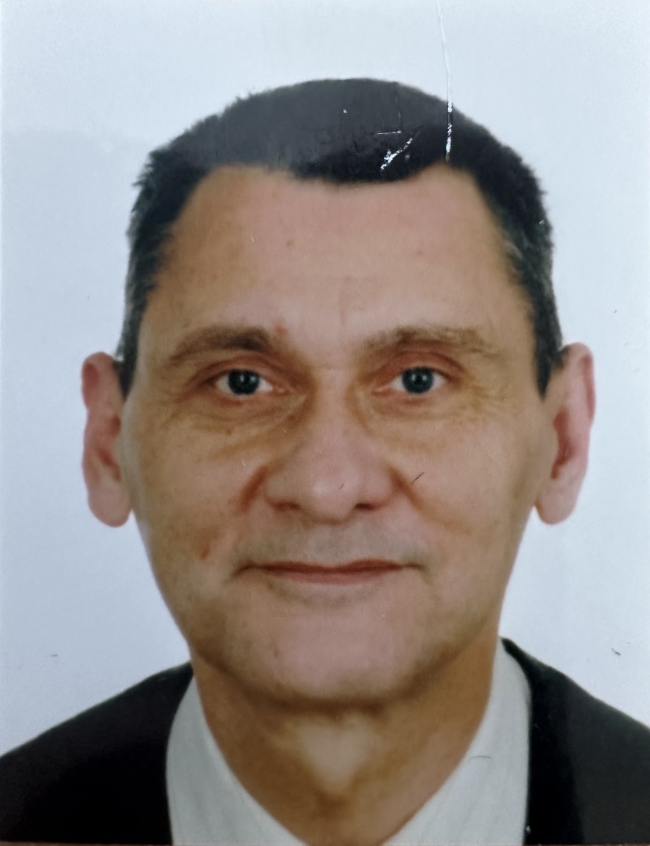 wzrost około 184 centymetry, szczupłej budowy ciała, ciemne włosy, oczy niebieskie