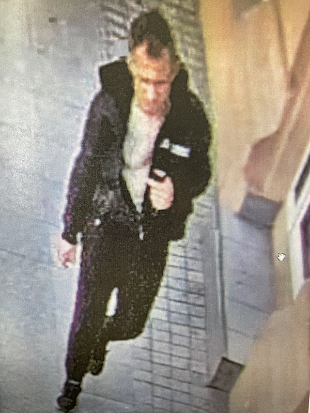 mężczyzna, wzrost około 170 centymetrów, wiek 35-40 lat, szczupła budowa ciała, krótkie włosy z widocznymi zakolami, ubrany w czarną kurtkę, czarne spodnie, czarne obuwie sportowe.