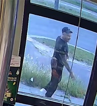  mężczyzna w wieku około 30 lat, wzrost około 190 centymetrów, lekki zarost na twarzy – broda, tatuaże na obu rękach oraz na karku, w dniu zdarzenia ubrany w czarną koszulkę, czarne spodnie, białe buty sportowe oraz czarną czapkę z daszkiem