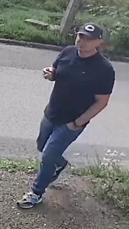 mężczyzna w dniu zdarzenia ubrany w czarny t-shirt, czarną czapkę z daszkiem, ciemne spodnie oraz biało-czarne adidasy