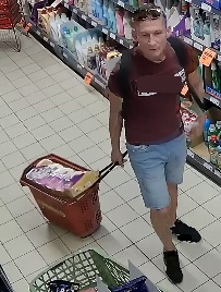 Mężczyzna ubrany był w bordową koszulkę.