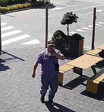 Mężczyzna miał na sobie koszulę w fioletowo-niebieskie pasy.