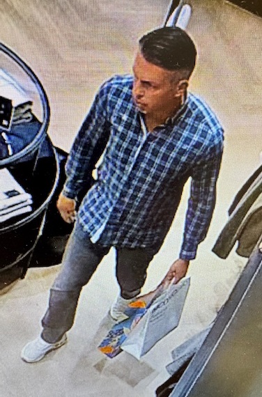 Mężczyzna rozgląda się w sklepie.