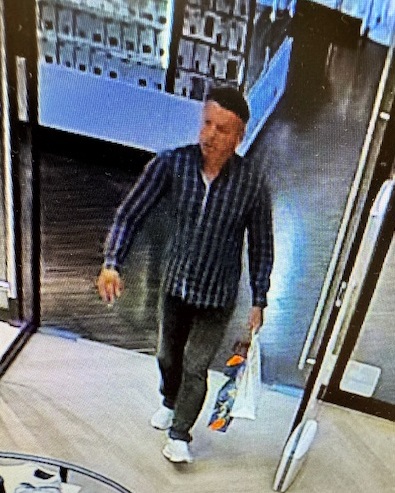 Mężczyzna wchodzi do sklepu.