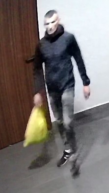 Mężczyzna wysoki, szczupły. Włosy blond, krótko ścięte. Mężczyzna ubrany był w czarną kurtkę, szare spodnie jeansowe, czarne sportowe buty z dwoma białymi paskami na bokach.