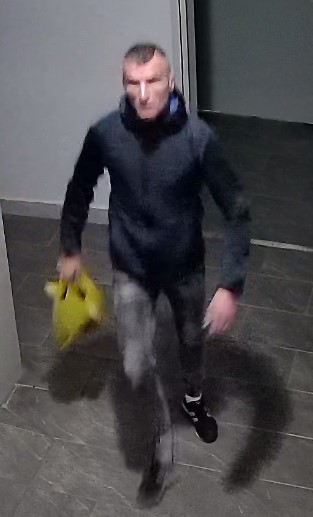 Mężczyzna wysoki, szczupły. Włosy blond, krótko ścięte. Mężczyzna ubrany był w czarną kurtkę, szare spodnie jeansowe, czarne sportowe buty z dwoma białymi paskami na bokach.