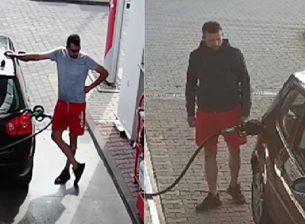 mężczyzna w wieku około 30-35 lat w ciemnych włosach, średniego wzrostu, z zarostem, szczupłej budowy ciała. Ubrany w czerwone spodenki do kolan z białym napisem na lewej nogawce, czarne buty sportowe.