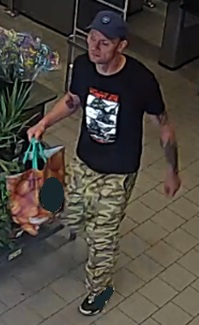 Mężczyzna miał na głowie czapkę z daszkiem.