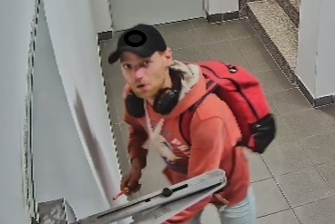 Mężczyzna miał na plecach czerwony plecak.