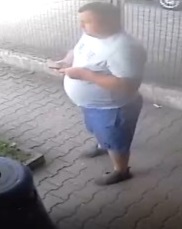 Sprawca oszustwa ubrany był w niebieskie krótkie spodnie.