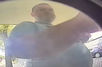 Mężczyzna stoi przy bankomacie.