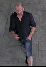 Rysopis: Mężczyzna - w wieku około 40 - 45 lat, włosy ciemne blond, zakola. W chwili zdarzenia ubrany był w ciemną koszulę, jeansowe spodenki oraz czarne sportowe buty.