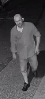 Rysopis: Mężczyzna - w wieku około 40 - 45 lat, włosy ciemne blond, zakola. W chwili zdarzenia ubrany był w ciemną koszulę, jeansowe spodenki oraz czarne sportowe buty.