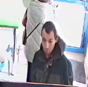 Rysopis: Mężczyzna - w wieku około 30 - 40 lat, włosy koloru ciemnego krótko ostrzyżone, ubrany w zielono czarną kurtkę, ciemne spodnie, ciemne buty.