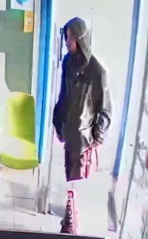 Rysopis: Mężczyzna - w wieku około 30 - 40 lat, włosy koloru ciemnego krótko ostrzyżone, ubrany w zielono czarną kurtkę, ciemne spodnie, ciemne buty.