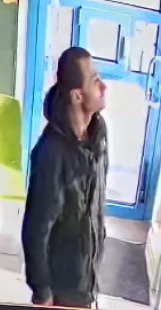 Rysopis: Mężczyzna - w wieku około 30 - 40 lat, włosy koloru ciemnego krótko ostrzyżone, ubrany w zielono czarną kurtkę, ciemne spodnie, ciemne buty.