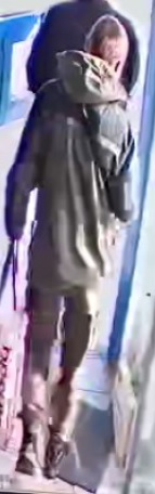 Rysopis: Mężczyzna - w wieku około 30 - 40 lat, włosy koloru ciemnego krótko ostrzyżone, ubrany w zielono czarną kurtkę, ciemne spodnie, ciemne buty.