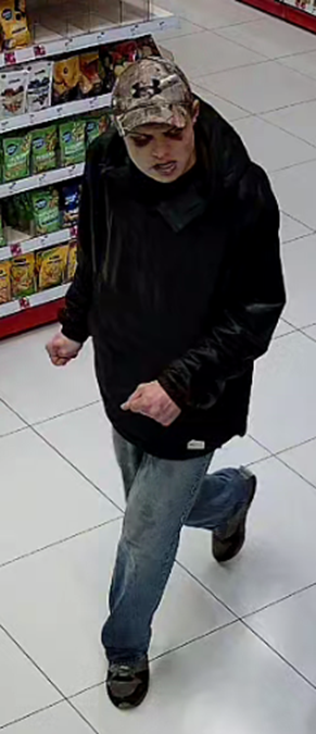 Mężczyzna w wieku 25-35 lat, wzrostu około 170 centymetrów, szczupłej budowy ciała. W momencie kradzieży ubrany w czapkę z daszkiem koloru moro z czarnym wzorem z przodu,  czarną kurtkę z kapturem, długie niebieskie spodnie jeansowe oraz szare buty typu sportowego.