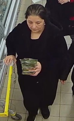  kobieta, wzrost około 165 centymetrów, wiek 45-55 lat, krępa budowa ciała, czarne włosy spięte klamrą, ubrana była w czarną długą spódnicę, czarną bluzę, czarne obuwie sportowe.