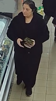  kobieta, wzrost około 165 centymetrów, wiek 45-55 lat, krępa budowa ciała, czarne włosy spięte klamrą, ubrana była w czarną długą spódnicę, czarną bluzę, czarne obuwie sportowe.