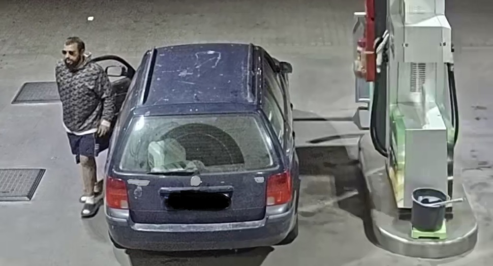 Rysopis sprawcy: mężczyzna z brodą w wieku około 35-40 lat.Ubrany był w krótkie granatowe spodenki oraz szarą bluzę z kapturem z nieokreślonym wzorem, białe skarpetki, klapki oraz okulary przeciwsłoneczne.