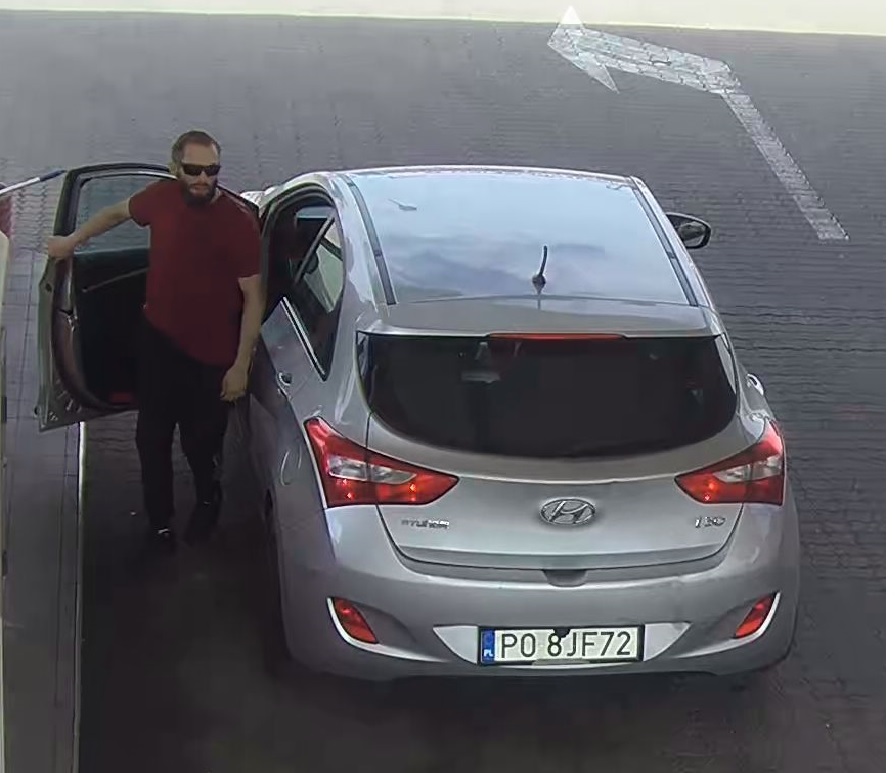 Rysopis: Mężczyzna w wieku około 35 lat, ubrany był w koszulkę z krótkim rękawem koloru bordowego, czarne spodnie i czarne buty. Sprawca w dniu zdarzenia miał brodę, a na twarzy założone okulary przeciwsłoneczne. 