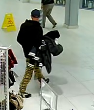 Mężczyzna ubrany był w czarną bluzę z białymi wzorami na przodzie.