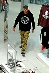 Mężczyzna ubrany był w spodnie typu bojówki.