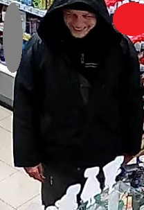 Mężczyzna ubrany był spodnie koloru szarego.