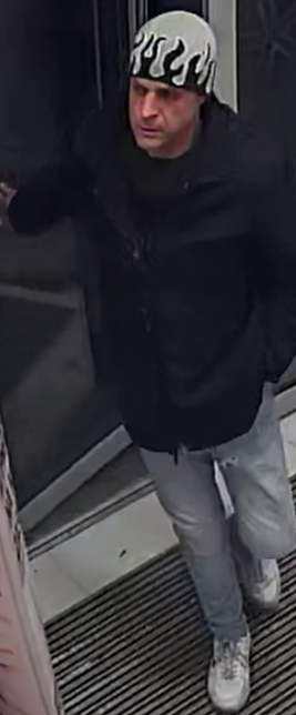 Rysopis sprawcy: mężczyzna w wieku około 40 lat, średniej budowy ciała, włosy krótkie. W momencie kradzieży ubrany był w biało-czarną czapkę z daszkiem innym razem w biało-szarą czapkę z nadrukiem "płomieni", czarną kurtkę oraz niebieskie jeansy.