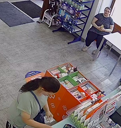 Kobiety znajdują się w aptece.