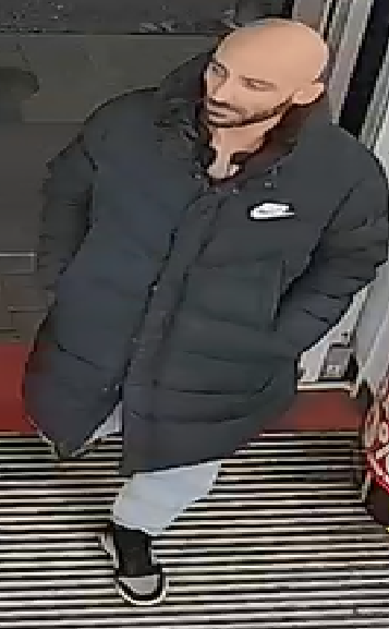 Sprawcą kradzieży był nieznany mężczyzna w wieku około 30/35 lat, szczupły, łysy, o ciemnym zaroście, ubrany w czarną przedłużaną kurtkę, szare spodnie i szare buty.