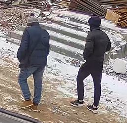 Mężczyźni idą drogą.