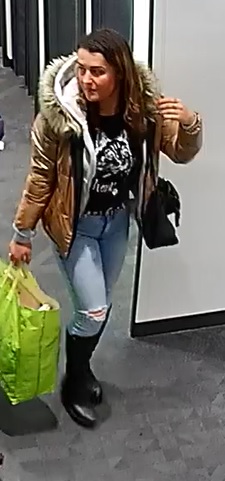 Kobieta: w wieku około 30 - 40 lat, włosy ciemne do ramion. W dniu zdarzenia kobieta ubrana była w kurtkę w kolorze złotym z futerkiem przy kapturze, szarą bluzę, czarną koszulkę z białym logo, jasnoniebieskie jeansy, czarne kozaki do kolan. Na ręku przewieszona duża zielona torba zakupowa.