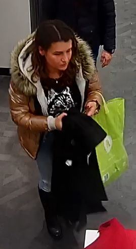 Kobieta: w wieku około 30 - 40 lat, włosy ciemne do ramion. W dniu zdarzenia kobieta ubrana była w kurtkę w kolorze złotym z futerkiem przy kapturze, szarą bluzę, czarną koszulkę z białym logo, jasnoniebieskie jeansy, czarne kozaki do kolan. Na ręku przewieszona duża zielona torba zakupowa.
