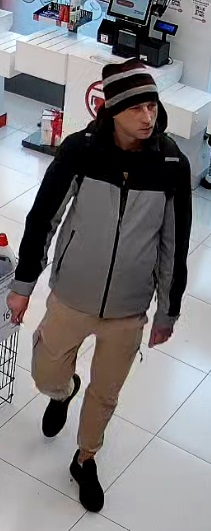 Mężczyzna: w wieku około 40 lat i wzrostu około 180 centymetrów. W dniu zdarzenia mężczyzna ubrany był w szaro - czarną kurtkę, jasne brązowe spodnie, czarno - szarą czapkę i czarne sportowe buty. Na plecach miał niebiesko - biały plecak.