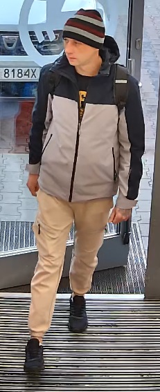 Mężczyzna: w wieku około 40 lat i wzrostu około 180 centymetrów. W dniu zdarzenia mężczyzna ubrany był w szaro - czarną kurtkę, jasne brązowe spodnie, czarno - szarą czapkę i czarne sportowe buty. Na plecach miał niebiesko - biały plecak.