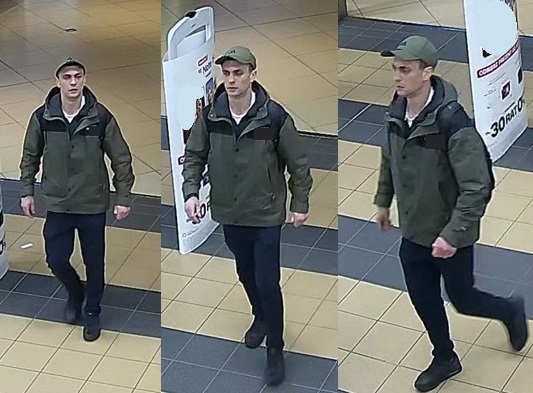 Sprawca kradzieży wchodzi do sklepu.