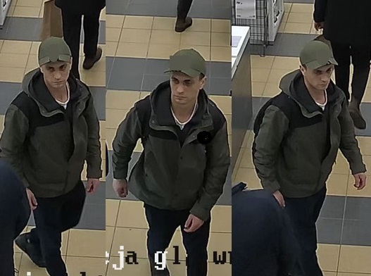 Meżczyzna rozgląda się.