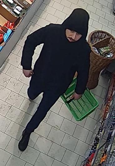 mężczyzna w wieku około 30 lat z ciemnym zarostem. W dniu zdarzenia ubrany był w ciemną czapkę zimową, ciemną kurtkę z kapturem, ciemną bluzę, ciemne spodnie oraz ciemne buty.