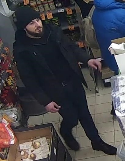 mężczyzna w wieku około 30 lat z ciemnym zarostem. W dniu zdarzenia ubrany był w ciemną czapkę zimową, ciemną kurtkę z kapturem, ciemną bluzę, ciemne spodnie oraz ciemne buty.