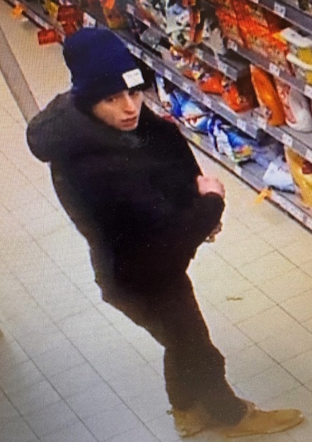 mężczyzna w wieku około 30 lat, szczupłej budowy ciała. W dniu zdarzenia ubrany był w musztardowe zimowe buty, długie czarne spodnie, czarną kurtkę z kapturem, granatową czapkę z białą naszywką. 