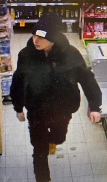 mężczyzna w wieku około 30 lat, szczupłej budowy ciała. W dniu zdarzenia ubrany był w musztardowe zimowe buty, długie czarne spodnie, czarną kurtkę z kapturem, granatową czapkę z białą naszywką. 