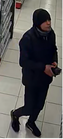 Rysopis sprawcy: mężczyzna w wieku około 25 - 30 lat, ubrany był w czarne spodnie, czarną kurtkę i sznurowane buty.