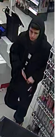 mężczyzna w wieku 20-30 lat, w dniu zdarzenia ubrany był w spodnie koloru czarnego, czarną kurtkę, czarną bluzę z kapturem oraz czerwone buty.