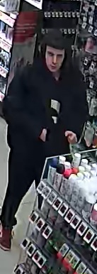 mężczyzna w wieku 20-30 lat, w dniu zdarzenia ubrany był w spodnie koloru czarnego, czarną kurtkę, czarną bluzę z kapturem oraz czerwone buty.